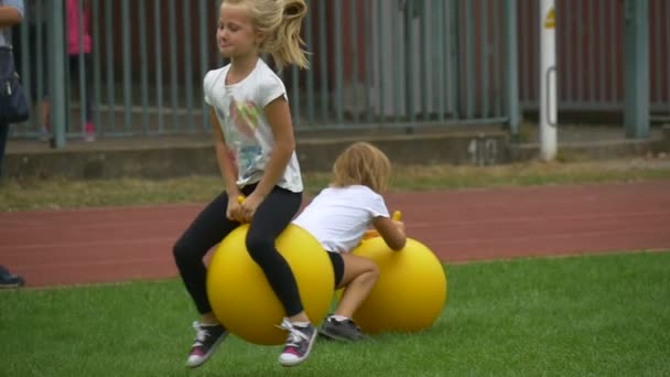 Fille fait échauffement avant de commencer les compétitions — Video