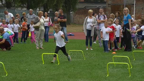Kinderen nemen deel aan een sport-competitie tussen leerlingen van de eerste klassen — Stockvideo