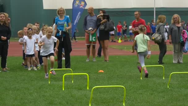 Niños y niñas practican a velocidad de correr — Vídeos de Stock