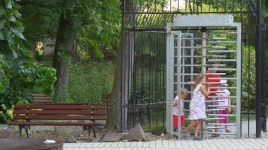 Kız ve erkek bir şehir bir Central Park'ta oynamak