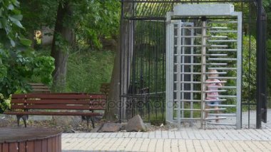 Eğlenceli oyun Zoo girişine yakın kız oynar