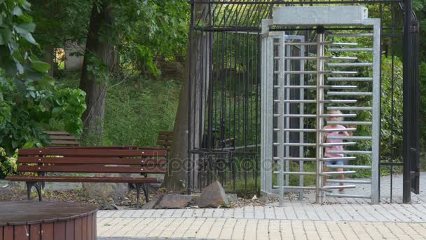 Dívka hraje v zábavné hře nedaleko vchodu do Zoo — Stock video
