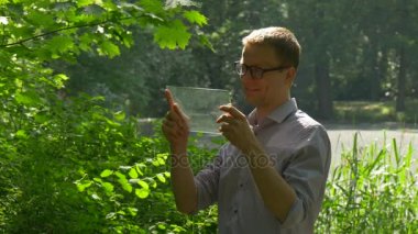 İşadamı Tıklanma sanal Tablet Park gülümseyen adam sohbet yaparken iş Forex Trading ödeme Online sipariş üzerinden Internet bahar doğa olduğunu