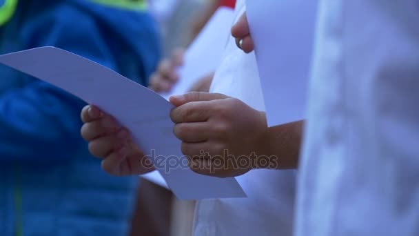 První žák třídy obdržel certifikát. Dítě považuje dokument. Fragment. — Stock video