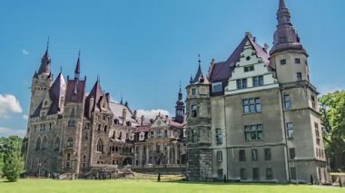 Gezi Moszna Castle Panorama eklektik tarz Bina Park çimenler mavi gökyüzü Barok tarz Sarayı Neo-Gotik Neo-Rönesans stilleri tarihinde insanlara