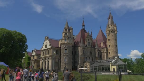 Exkurze v zámku Moszna Polsko lidí natáčení, fotografování eklektické stylizovaný budova barokní stylem palác novogotický Neo renesanční styly historie — Stock video