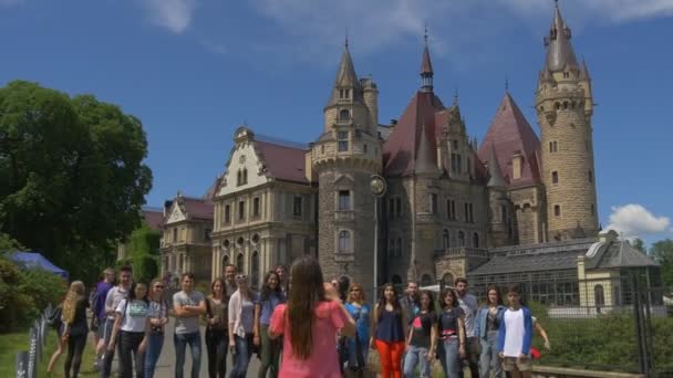 撮影行の折衷的なスタイルを作られた建物の立っている Moszna 城ポーランド人の遠足スタイル宮殿ネオ ゴシック様式ネオ ・ ルネッサンス様式 — ストック動画