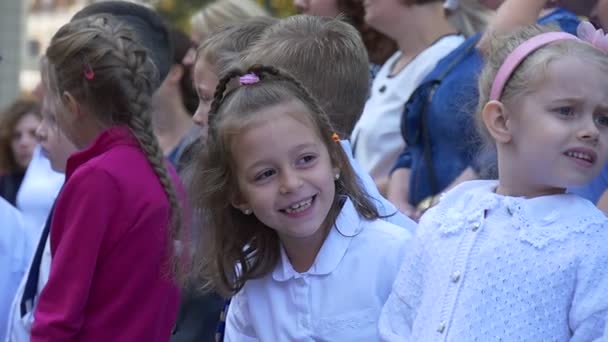 La alegría de los niños en el primer día de escuela . — Vídeo de stock