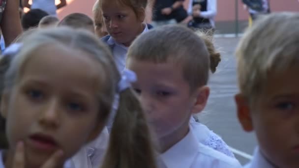 Les nouveaux élèves en chemises blanches vont au bâtiment de l'école après les vacances — Video