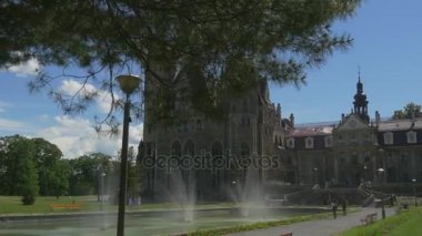 İnsanlar gezi Moszna Castle çeşme eklektik tarz Bina Park çimenler mavi gökyüzü Barok tarz Sarayı Neo-Gotik Neo-Rönesans turizm Polonya