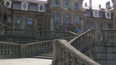 Çift düğün günü fotoğrafçı Moszna Castle cephe aslan heykelleri Eclectic bina Barok tarz Sarayı Neo-Gotik Neo-Rönesans stilleri kanat