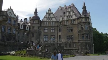 Merdiven, Moszna Castle Park çimenler mavi gökyüzü gezi kadar insanlar tırmanışı eklektik Barok tarz Palace Neo-Gotik Neo-Rönesans stilleri, kanatlar için
