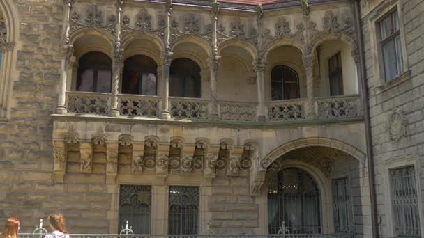 Moszna Burg Menschen Blick auf geschnitzten Balkon eklektischen Stil Gebäude Hof blauer Himmel barocke Neo-Gotik Neo-Renaissance-Stile Geschichte braune Backsteinwände — Stockvideo