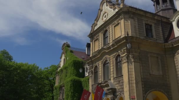 Chicas jóvenes en la excursión Castillo de Moszna caminando hacia las paredes del parque del edificio cubierto de plantas rastreras Palacio de estilo barroco neogótico neorrenacentista — Vídeo de stock