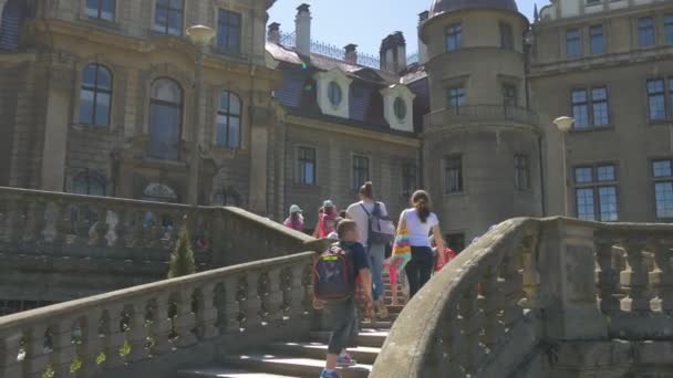 Niños en el viaje escolar al castillo de Moszna Aburrido Niño cansado está subiendo las escaleras Edificio de estilo ecléctico Barroco Neogótico Neorrenacentista Estilos de alas — Vídeos de Stock