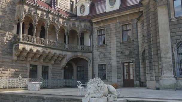 Moszna Castello Facciata Leoni Statue Vicino all'ingresso Edificio eclettico Parco Prati Cielo blu Palazzo in stile barocco Neogotico Stile neo-rinascimentale delle ali — Video Stock