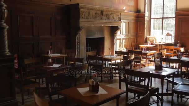 Kinder dag Moszna dorp Moszna kasteel formele eetzaal op de eerste verdieping tafels stoelen Man toeristische op een trap te kijken naar de interieur Tour naar Polen — Stockvideo