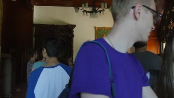 Barnens dag Moszna byn skara turister utflykt till Moszna slott turister tittar på interiören tar foto av rummet turism i Polen — Stockvideo