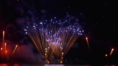 Desen renkli Sparks para atma gökyüzü romantik akşam kayboluyor gibi çekim ve her yerde uçan Sparks gökyüzü yapma konu açtı.
