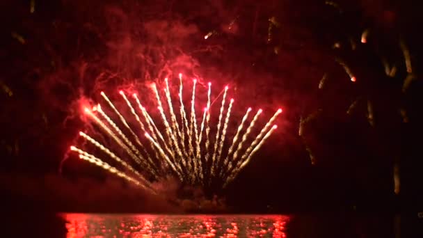 Feuerwerk Show mit Feuerfunken schießen und fliegen über den ganzen Himmel rot orange gelbe Funken verschwinden in den Himmel werfen Geld weg — Stockvideo