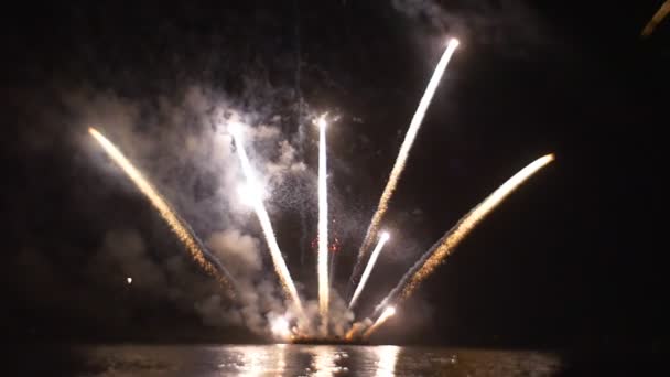 Efectos de luz y destellos de fuegos artificiales de luz muestran con dispositivos de pirotecnia de fuego Celebración en gran escala chispas Disparos y vuelo por todo el cielo — Vídeo de stock