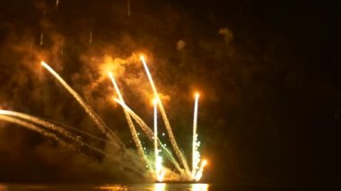 Güzel havai fişek patlama yangın piroteknik aygıtlar ile tekne fuarına üzerinde patlayan gemi mühimmat üzerinde ışık gürültü ve olay büyük bir şekilde duman