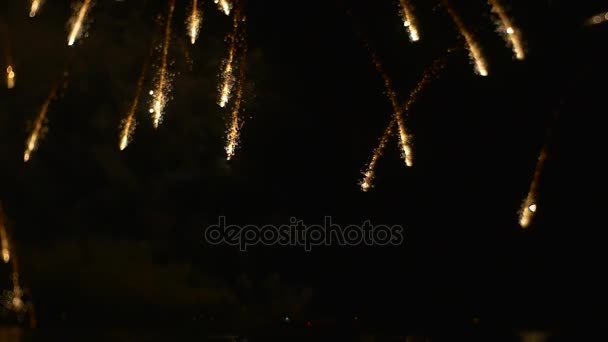 Regen van het vuur en Sparks vuurwerk en lichtflitsen in de donkere hemel explosie van emotie viering in een grote schaal romantische avond — Stockvideo