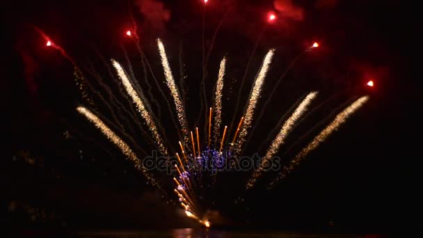 Fajerwerk w wielką skalę romantyczny wieczór prezent dla ukochanej kobiety, którą niesamowite fajerwerk błyski światła, dymu wyrzucanie pieniędzy powolny ruch na świeżym powietrzu — Wideo stockowe