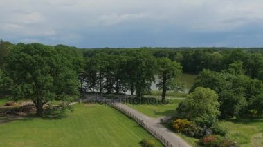 Moszna kale doğa çimenler mavi gökyüzü güzergahları peyzaj tasarım orman renkli çalılar dekoratif bitkiler Panorama Park Kulesi görünümünden