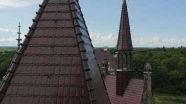 Çatılar ve kuleleri Moszna Castle Park çimenler yeşil ağaçlar mavi gökyüzü Eclectic tarz Palace Neo-Gotik Neo-Rönesans stilleri kanat ufuk güneşli bir günde