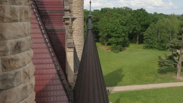 Paredes de ladrillo y torres del castillo de Moszna Parque Césped Árboles verdes Día soleado Cielo azul Ecléctico Palacio barroco Estilo neogótico Neorrenacentista Estilos de alas — Vídeo de stock