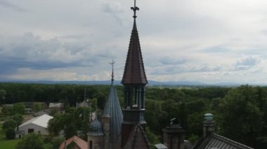 Moszna Castle binalar çan kulesi Park çevresinde yeşil ağaçlar güneşli gün bulutlu gökyüzü Kuşlar uçmak yukarıda Towers manzara eklektik tarz Palace kale olduğunu