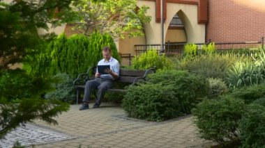 Yetişkin bir kızıl saçlı adam Park bölgeye geldi