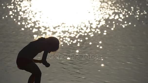 Reflektioner av solen på vattnet. — Stockvideo
