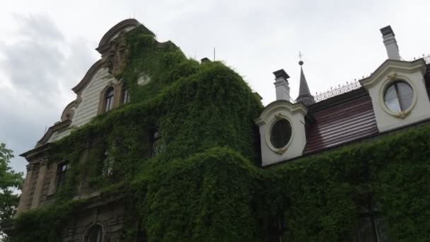 Casa de construção Parte do Castelo Moszna coberto com plantas rastejantes gramados céu nublado palácio barroco Neo-gótico estilos neo-renascentistas de Wingsnnn — Vídeo de Stock