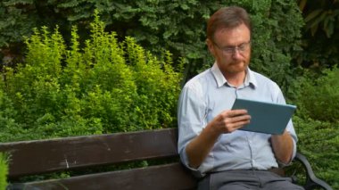Sarışın adam son bir dünya haberleri okuma