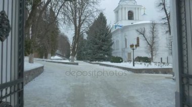 Kış köknar ağaçları manzara bulutlu karlı gün Ortodoks dini binalar Park mağara Manastırda kutsal dağ Lavra geçit sokak girişi