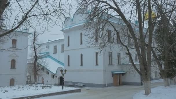 Heilige gebergte Cave klooster monniken appartementen in Winter Fir Trees kale takken bomen lampen landschap bewolkt Snowy dag orthodoxe religieuze gebouwen — Stockvideo