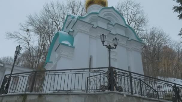 Kapelle der St.-Nikolaus-Kirche Betonplattform heilige Berge Lavra Höhlenkloster im Winter Tannen bewölkt schneebedeckt Tag orthodoxe religiöse Gebäude — Stockvideo