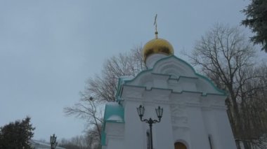 Aziz Nikolaos Kilisesi içinde kış köknar kış Panorama kutsal dağlar Lavra mağara manastır Şapel bulutlu karlı gün Ortodoks dini binalar ağaçlar