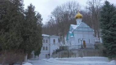 Park kış köknar ağaçları manzara bulutlu karlı gün dini binalar içinde St. Nicholas Kilisesi Kutsal dağlar Lavra mağara manastır kilisenin çevresinde