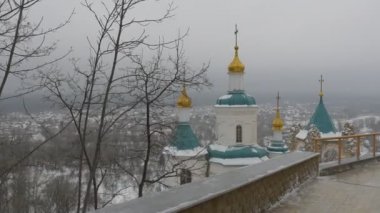 Kış köknar ağaçları manzara bulutlu karlı gün Ortodoks Kilisesi üst Platform Svyatogorsk kutsal dağlar Lavra mağara manastır manastır görünümünü