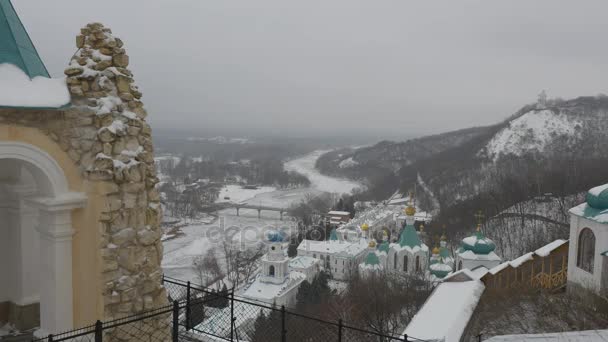 Vista Desde La Cubierta De Observación Montañas Sagradas Lavra Paisaje Río Iglesia Complejo en Invierno Abeto Árboles Paisaje Nublado Nevado Día Ortodoxo Edificios Religiosos — Vídeos de Stock