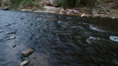 Panorama nehir banka Judaists abdest banyo şehirde nehir tapan iptalleri ritüeller Mount Nebo Amman, Ürdün su altındaki taş akar