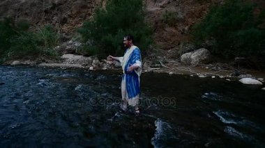 Islak kıyafetleri iptalleri abdest banyo elinde bir nehir tapan yükselterek ritüeller Yahudilik Mount Nebo Amman şehir, Ürdün su akar kadar Yahudi adam