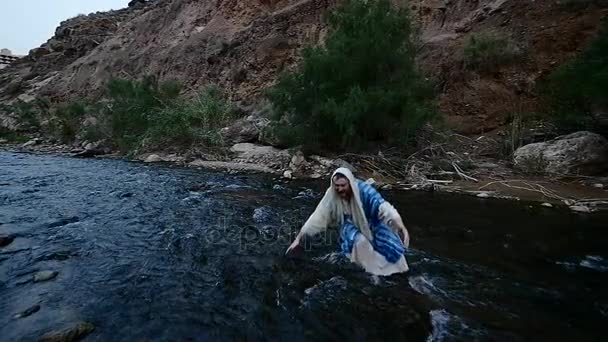 犹太人在河敬拜圣河沐浴水落即属仪式沐浴在犹太教山尼波安曼市的约旦水流动 — 图库视频影像