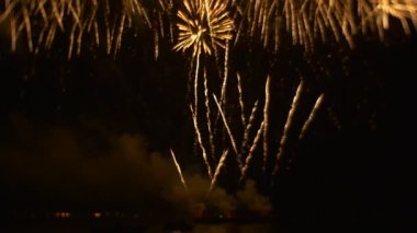 Katılımcılar bir havai fişek gökyüzüne doğru başlatma