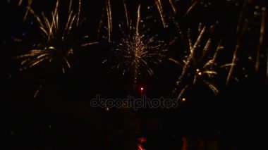 İnsanlar havai fişek ambalajlar nehre atmak.