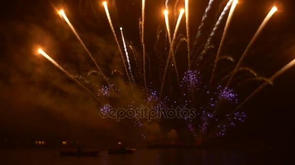 Fireworks lanserades av en sjöman — Stockvideo