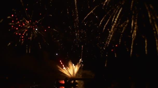 Salut en l'honneur de l'ouverture de la fête du feu et de l'eau dans une ville de Nysa — Video